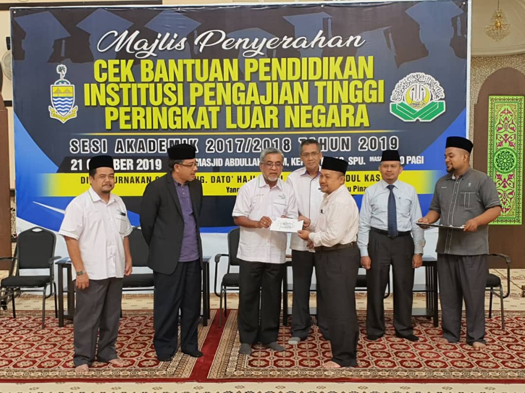 21 OKTOBER 2019 : MAJLIS PENYERAHAN BANTUAN IPT LUAR NEGARA